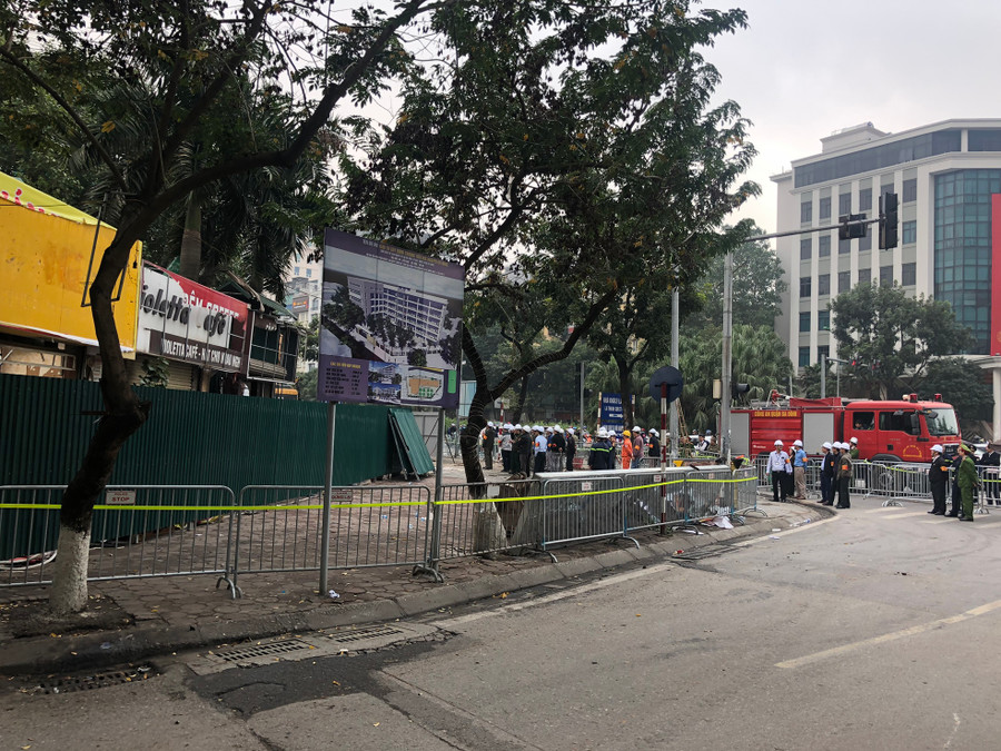 Nhiều máy móc, nhân công được huy động để giải phóng mặt bằng tại số 46 Liễu Giai. Nhiều máy móc, nhân công được huy động để giải phóng mặt bằng tại số 46 Liễu Giai.