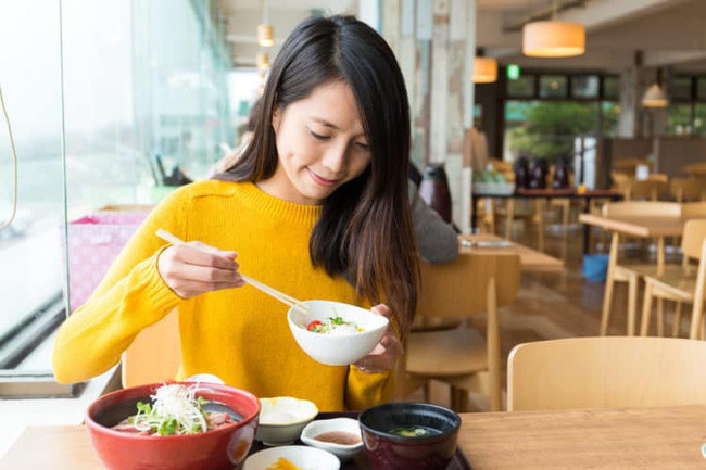 Uống nước nhiều nhưng vẫn thấy khô miệng, hãy cẩn thận bởi đây là dấu hiệu của hàng tá loại bệnh nguy hiểm - Ảnh 3. Uống nước nhiều nhưng vẫn thấy khô miệng, hãy cẩn thận bởi đây là dấu hiệu của hàng tá loại bệnh nguy hiểm - Ảnh 3.