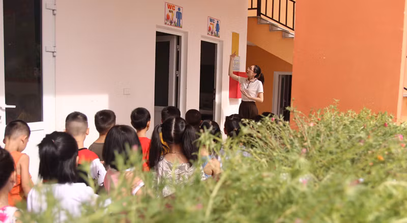 Vụ học sinh lớp 4 ở lại nhà vệ sinh tại Nghệ An: Cô - trò đều thiếu kỹ năng