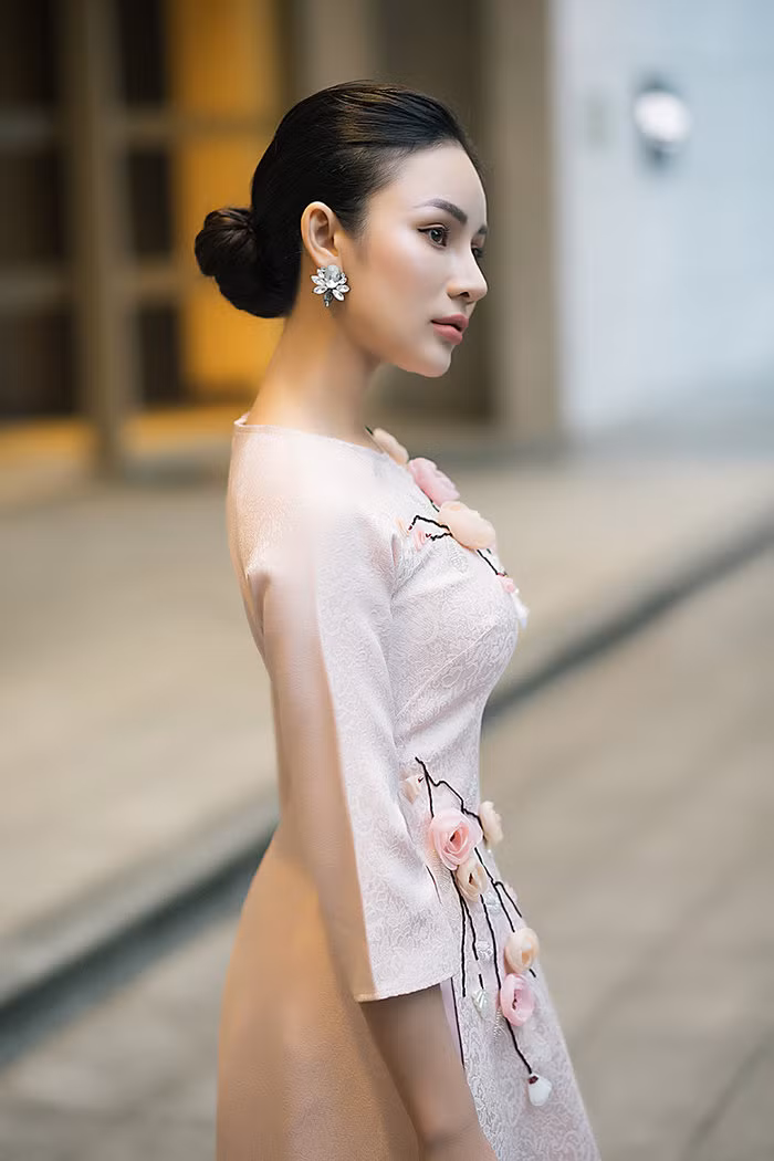 Kết hợp một đôi giày cao gót vừa tôn thêm dáng áo dài vừa giúp các nàng cao hơn rất nhiều.