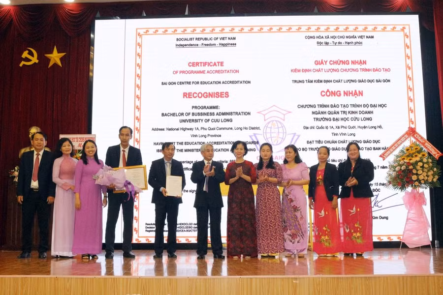 Trao quyết định và Chứng nhận Kiểm định chất lượng chương trình đào tạo.