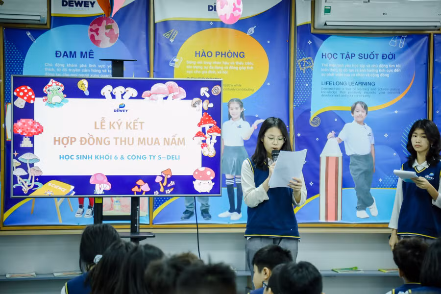 Học sinh trình bày trong buổi thương thảo, ký kết hợp đồng thu mua nấm.