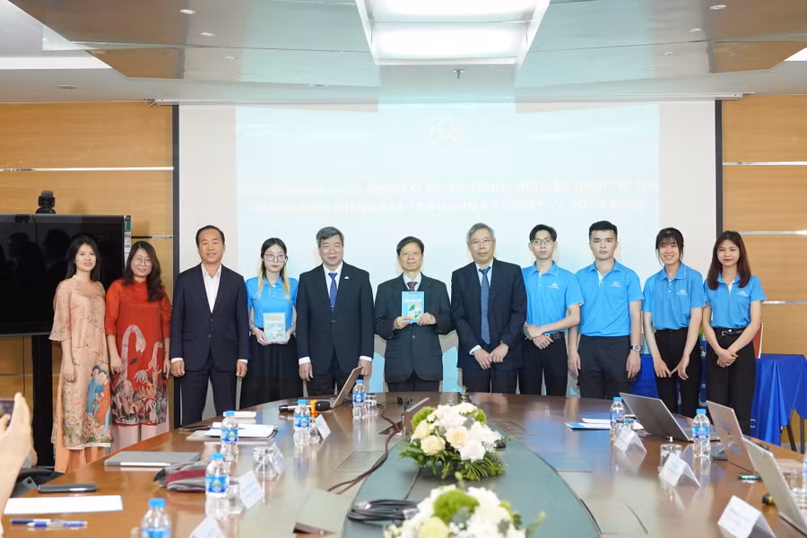 Trường ĐH CMC tiếp nhận bộ sách Toán cao cấp cho các trường ĐH kỹ thuật, công nghệ do gia đình cố GS.TS.NGND Nguyễn Đình Trí trao tặng.