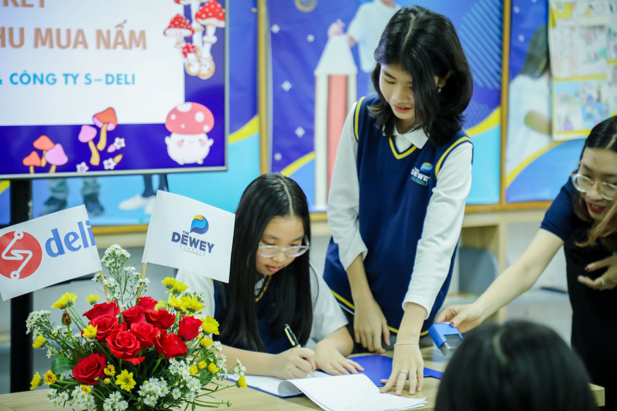 Học sinh triển khai dự án “Nấm với cuộc sống”.