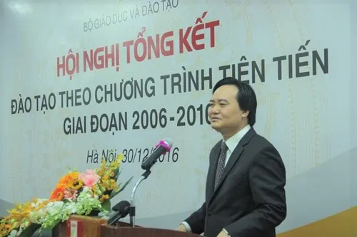 Bộ trưởng Bộ GD&ĐT Phùng Xuân Nhạ phát biểu tại hội nghị 