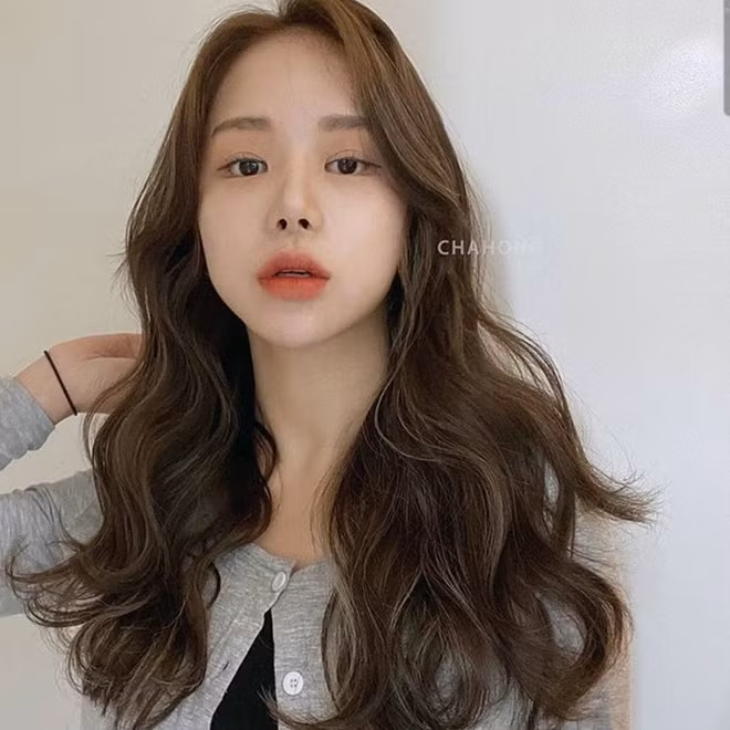 Hầu như đi dự đám cưới nào bạn cũng sẽ thấy các chị em làm tóc uốn sóng. Không khó hiểu vì sao họ lại ưa chuộng kiểu tóc này đến thế, đơn giản là bởi nó mang đến nét quyến rũ, gợi cảm và rất chi "chanh xả".