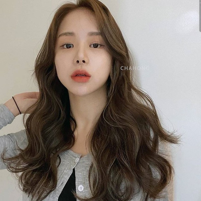 Hầu như đi dự đám cưới nào bạn cũng sẽ thấy các chị em làm tóc uốn sóng. Không khó hiểu vì sao họ lại ưa chuộng kiểu tóc này đến thế, đơn giản là bởi nó mang đến nét quyến rũ, gợi cảm và rất chi &quot;chanh xả&quot;.