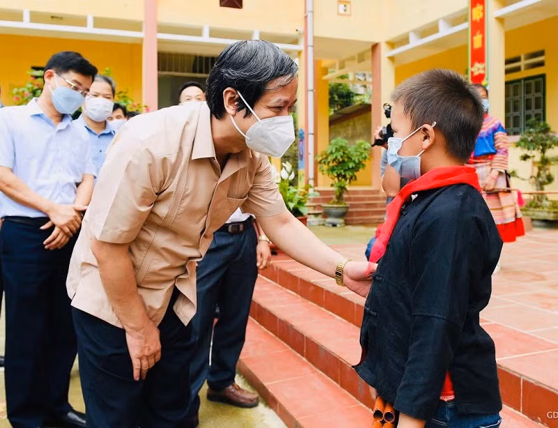 Bộ trưởng Bộ GD&ĐT Nguyễn Kim Sơn trò chuyện với học sinh Trường PTDTBT TH Bản Phố, huyện Bắc Hà (Lào Cai). Ảnh: Thế Đại