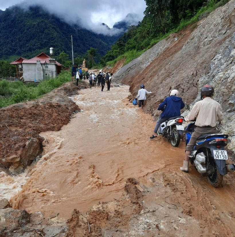 Giao thông đi lại khó khăn làm ảnh hưởng đến quá trình thi công "Trường đẹp cho em". (Ảnh: Hà Thuận) Giao thông đi lại khó khăn làm ảnh hưởng đến quá trình thi công "Trường đẹp cho em". (Ảnh: Hà Thuận)