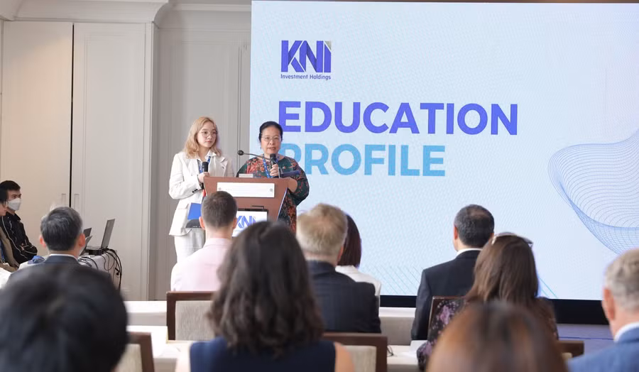 Bà Nguyễn Thị Kiều Oanh – Tổng giám đốc Công ty CP Tập đoàn đầu tư Khôi Nguyên công bố thông tin dự án xây dựng trường cao đẳng nghề quốc tế. 