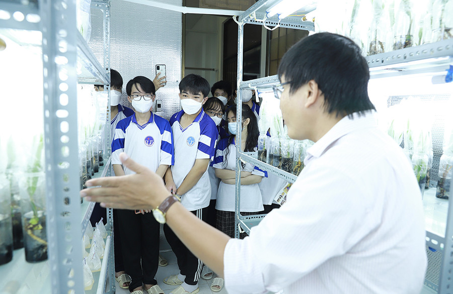 Học sinh tham quan trải nghiệm tại phòng thí nghiệm nông nghiệp.