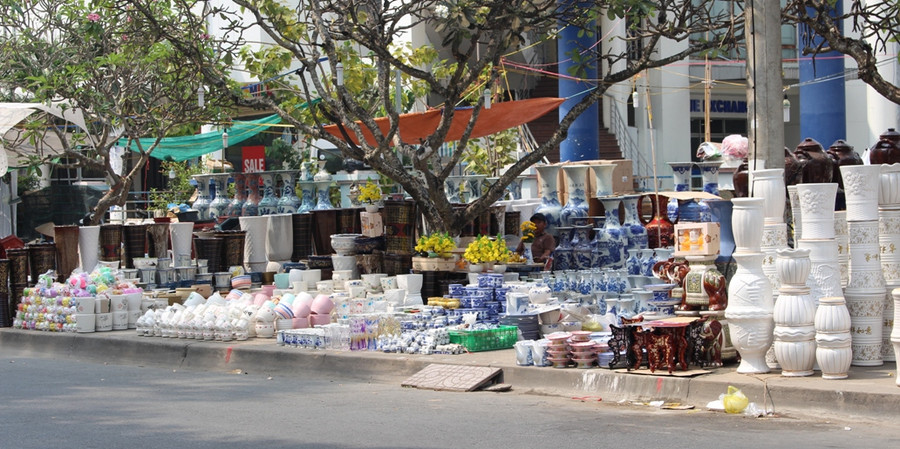Khu vực bày bán sản phẩm gốm sứ mỹ nghệ nhiều mặt hàng.