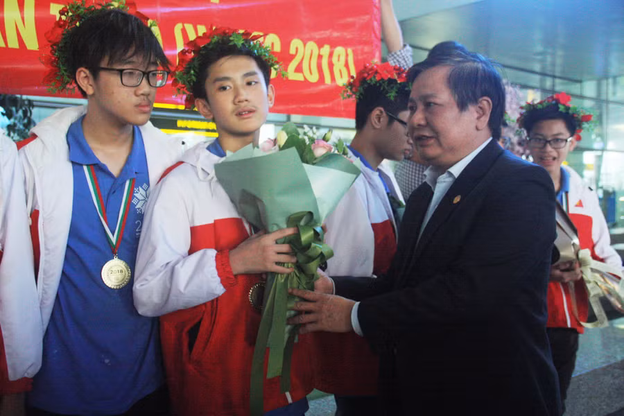 Phó Giám đốc Sở GD&ĐT Hà Nội Lê Ngọc Quang tặng hoa chúc mừng học sinh Trường THCS Giảng Võ