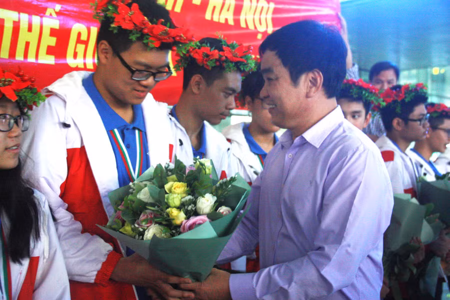 Thầy Đoàn Công Thạo - Hiệu trưởng Trường THCS Giảng Võ - tặng hoa chúc mừng học sinh