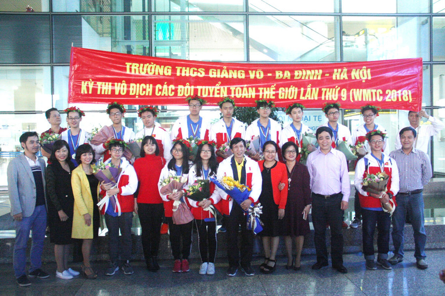 Thầy trò Trường THCS Giảng Võ trong niềm vui chiến thắng