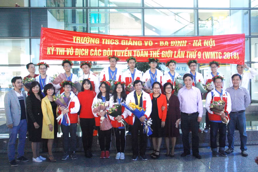 Thầy trò Trường THCS Giảng Võ trong niềm vui chiến thắng