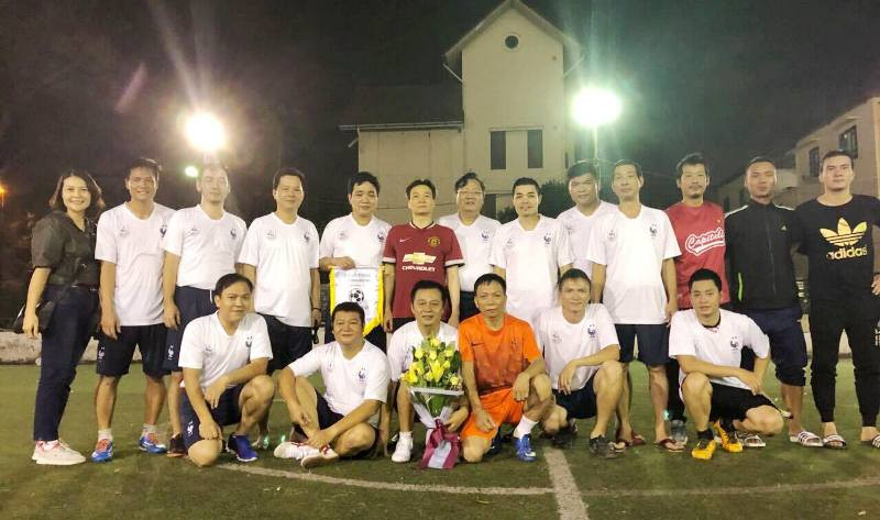 Giao lưu bóng đá giữa đội bóng trường THCS Giảng Võ và đội bóng Văn phòng Chính phủ cũng là hoạt động trong chuỗi chương trình Trường THCS tổ chức kỉ niệm ngày Nhà giáo Việt Nam năm nay.