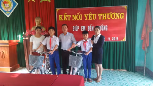 Thầy Kiều tặng xe cho các học sinh vùng khó