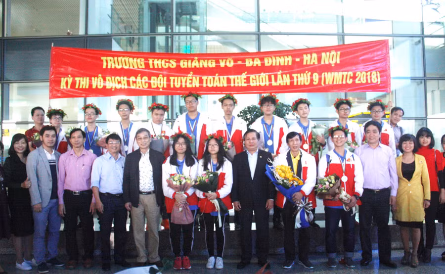 Ông Lê Ngọc Quang - Phó Giám đốc Sở GD&ĐT Hà Nội, ông Nguyễn Quang Trung - Phó Chủ tịch UBND quận Ba Đình cùng Ban Giám hiệu Trường THCS Giảng Võ đón đoàn học sinh chiều tối 26/11