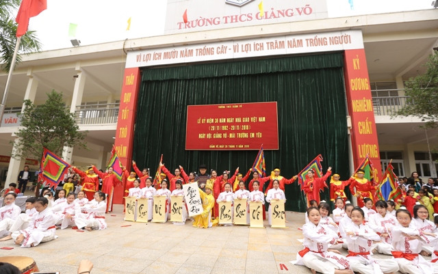 Tiết mục thể hiện tinh thần tôn sư trọng đạo được dàn dựng công phu của tập thể học sinh lớp 6A8