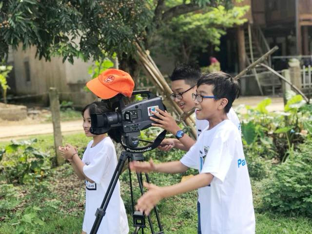 Chương trình làm phim “Qua ống kính trẻ thơ” là một sân chơi hấp dẫn với học sinh phổ thông Chương trình làm phim “Qua ống kính trẻ thơ” là một sân chơi hấp dẫn với học sinh phổ thông