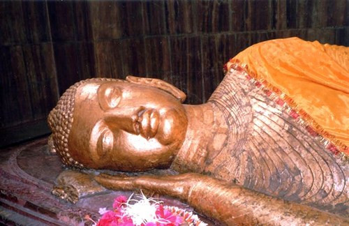 Đức Phật nhập Niết-bàn nằm nghiêng bên phải.