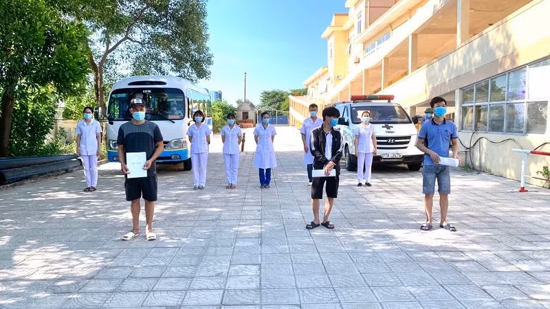 Em Trương Hữu Tuyển (ngoài cùng bên phải) cùng nhiều bệnh nhân khỏi bệnh Covid-19, được làm thủ tục xuất viện và về cách ly tại nhà.