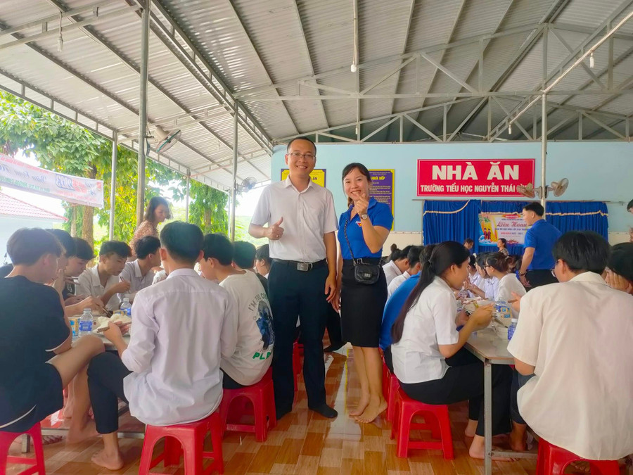 Thành viên Đoàn thanh tra cũng lập tức chung tay hỗ trợ thí sinh. Thành viên Đoàn thanh tra cũng lập tức chung tay hỗ trợ thí sinh.