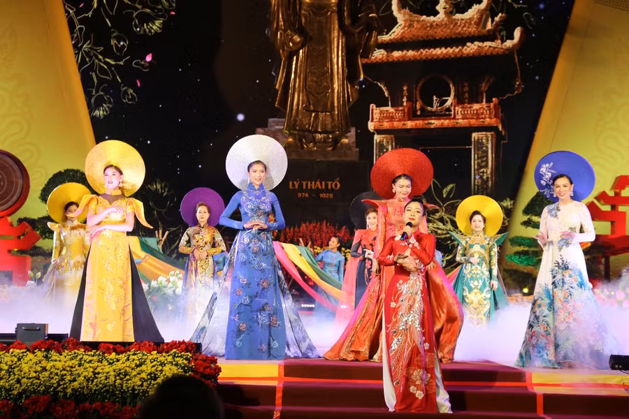 Bài đăng tố nam ca sĩ Quang Lê mượn số tiền 4600 USD (hơn 100 triệu đồng) nhưng không trả.