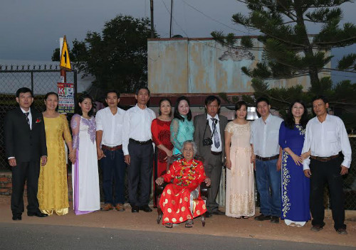 Các con dâu rể quy tụ bên bà Long trong ngày mừng thọ 80 tuổi. Ảnh: Gia đình cung cấp. tim-con-8665-1430292459.jpg