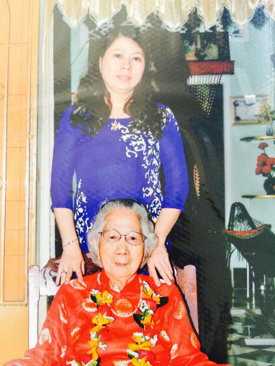 Suốt gần 40 năm qua cụ Long không ngơi hy vọng tìm được con gái. Theo bà, Tâm trông rất giống em gái tên Hà (mặc áo dài xanh trong ảnh). Ảnh: LT. tim-con-4-9359-1430292459.jpg