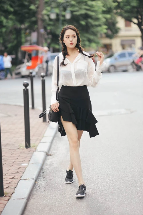 Á hậu Hoàng Anh ngày càng xinh đẹp, gợi cảm