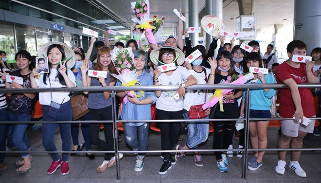 Fan vây kín mỹ nam "Ma nữ tìm chồng" ở sân bay Tân Sơn Nhất