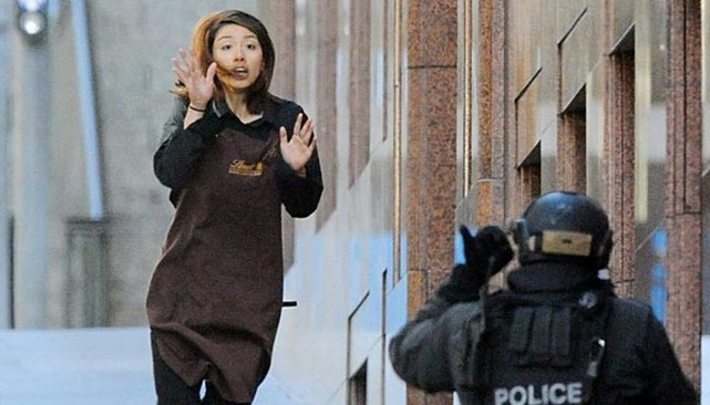 Một số con tin đã thoát ra khỏi quán cà phê Lindt. (Ảnh: EPA)