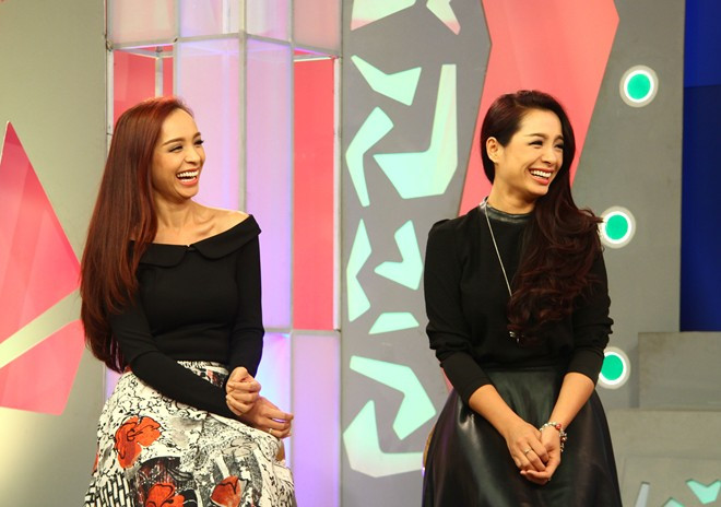 Theo như lời Thúy Hạnh, hồi nhỏ cô là người thích vẽ ra đủ thứ nên hay bày bừa và chị gái - Thúy Hằng - sẽ là người đi dọn. Thúy Hạnh từng cầm chảo đập Thúy Hằng vì bướng