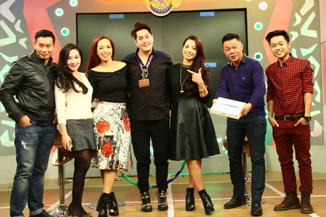 Cặp chị em chụp ảnh kỷ niệm với ê-kíp thực hiện Bữa trưa vui vẻ trước khi kết thúc buổi ghi hình thú vị. Thúy Hạnh từng cầm chảo đập Thúy Hằng vì bướng