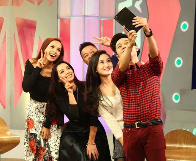 Hai chị em thưởng thức những món ăn đặc biệt trong căn bếp của VTV và vui vẻ "check-in" với các đầu bếp trong chương trình. Thúy Hạnh từng cầm chảo đập Thúy Hằng vì bướng