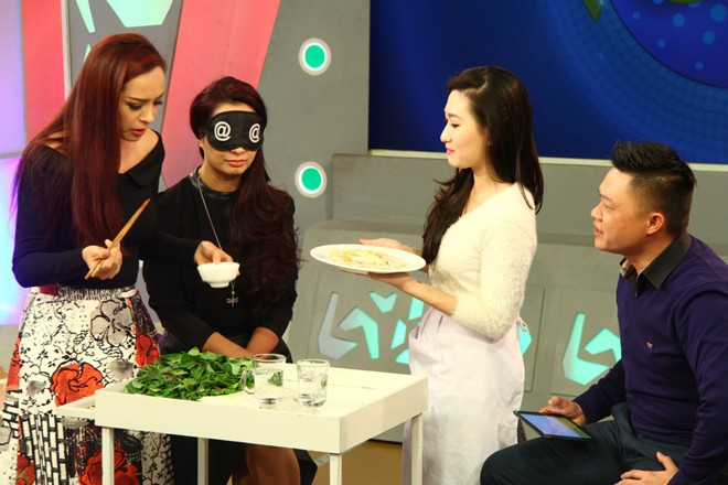 Tham gia Bữa trưa vui vẻ, Thúy Hằng và Thúy Hạnh phải vượt qua nhiều thử thách từ các đầu bếp của chương trình. Thúy Hạnh từng cầm chảo đập Thúy Hằng vì bướng