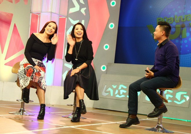 Cặp song sinh Thúy Hằng - Thúy Hạnh là khách mời mới nhất của chương trình Bữa trưa vui vẻ, phát sóng lúc 12h trưa ngày 15/12. Tới căn bếp đặc biệt và trò chuyện với bếp phó Quang Minh, hai chị em chân dài đã có những chia sẻ khiến người xem bật cười. Thúy Hạnh từng cầm chảo đập Thúy Hằng vì bướng