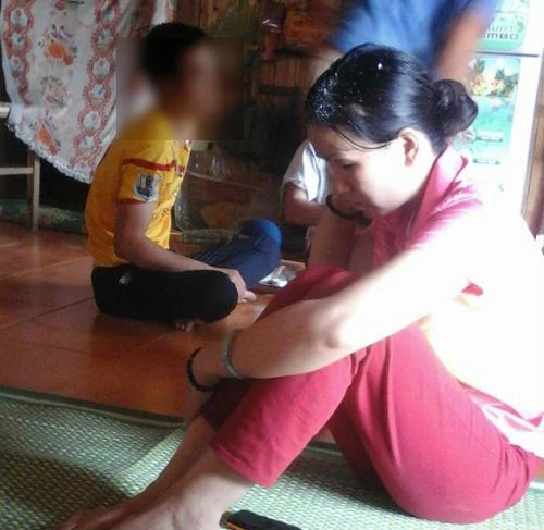 Người tự xưng là “rắn thần” liên tục nghe điện thoại của khách hàng.