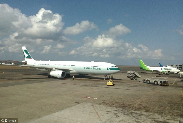Máy bay Cathay Pacific hạ cánh khẩn vì động cơ phát nổ