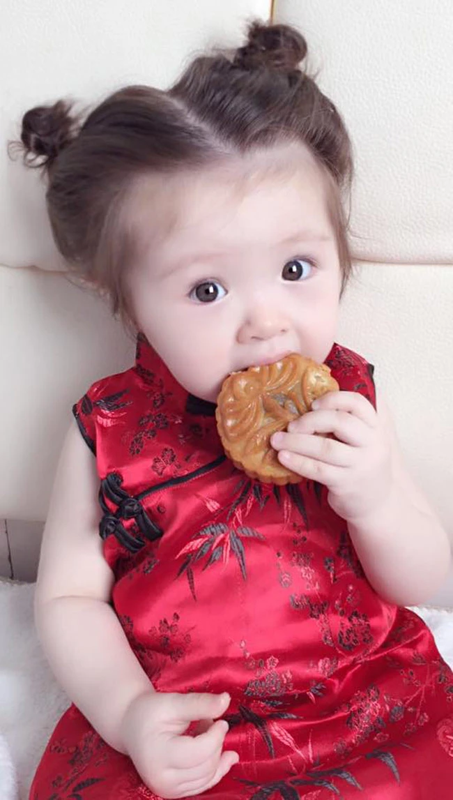 Mẹ con Elly Trần rạng rỡ đón Trung thu