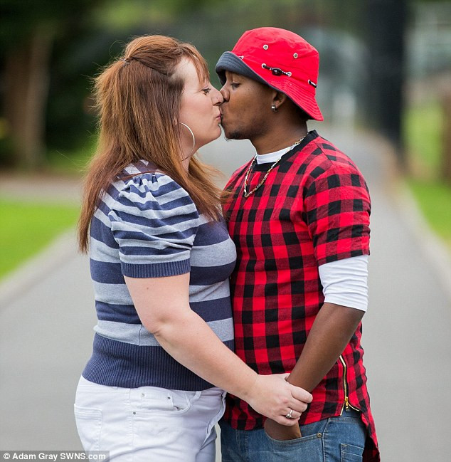 Bà mẹ 38 tuổi tâm sự về cuộc hôn nhân với người chồng 19 tuổi ảnh 1 In love: Angharad Lovering, 38, married Jamaican toyboy Loric Bullock, 19, after a six month affair via Skype
