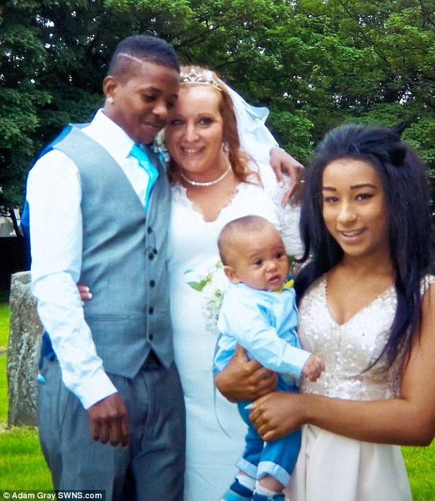 Bà mẹ 38 tuổi tâm sự về cuộc hôn nhân với người chồng 19 tuổi ảnh 4 Family: The couple now live together in Cardiff with their son Tyrese, now one, and Angharads daughter from a previous relationship, Daisy, 15, (all pictured), although Loric often gets mistaken for Daisys boyfriend