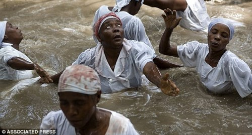 Bí ẩn thầy bùa Haiti với khả năng tạo ra xác sống ảnh 3 Bí ẩn thầy bùa Haiti với khả năng tạo ra xác sống - ảnh 2
