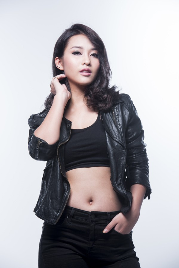 Khả Ngân: Nữ diễn viên Trở về 3 cũng là một trong sáu nữ thí sinh của Điệp vụ tuyệt mật. Cô và các đồng nghiệp sẽ có thời gian sống và sinh hoạt cùng nhau trong một biệt thự tại Thái Lan. Ngôi nhà được trang bị nhiều máy quay phim và thiết bị thu âm. Công bố 12 sao Việt tham gia Running Man phiên bản Việt