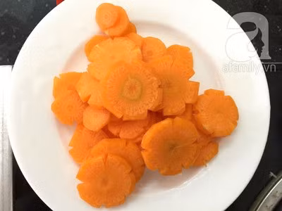 Cà rốt tỉa hình hoa và thái mỏng vừa ăn. Bột năng/ bột sắn pha với nước, khuấy đều cho tan.