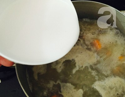 Tiếp theo bạn cho nước bột năng/ sắn vào, khuấy nhẹ và đều tay cho đến khi nồi nước sốt sôi trở lại khoảng 2 phút thì tắt bếp. Tiếp theo bạn cho nước bột năng/ sắn vào, khuấy nhẹ và đều tay cho đến khi nồi nước sốt sôi trở lại khoảng 2 phút thì tắt bếp.
