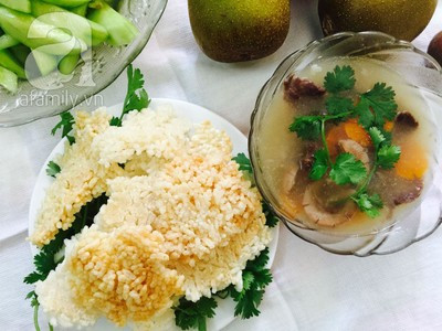 Bày cơm cháy và nước sốt ra, cho thêm một chút rau mùi, hạt tiêu lên bát nước sốt tim cật và thưởng thức. Bày cơm cháy và nước sốt ra, cho thêm một chút rau mùi, hạt tiêu lên bát nước sốt tim cật và thưởng thức.