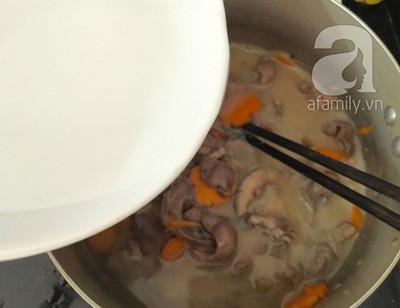 Sau đó bạn cho khoảng một bát tô nước vào nồi xào tim cật đun nhỏ lửa cho sôi. Trong quá trình đun nước sốt, bạn dùng muỗng để hớt bọt và váng đen. Nêm nếm thêm gia vị để vừa ăn. Sau đó bạn cho khoảng một bát tô nước vào nồi xào tim cật đun nhỏ lửa cho sôi. Trong quá trình đun nước sốt, bạn dùng muỗng để hớt bọt và váng đen. Nêm nếm thêm gia vị để vừa ăn.